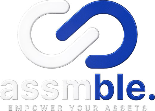 Logo van assmble: twee ineengrijpende haken boven het woordmerk